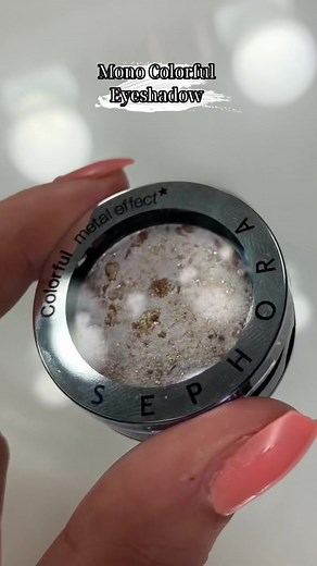 Sparkling Mono Colorful Eyeshadow for a Glamorous Look