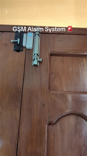 INTRUDER ALARM SYSTEM System hii itakusaidia kutambua mvamizi nyumbani au ofisini kwako kwa kupata taarifa kwenye simu na alarm 🚨 kulia eneo husika. System hii inatumia line ya simu (GSM) kukupa taarifa kwenye simu yako (kukupigia simu au kutuma message) utakapotokea uvamizi hata ukiwa mbali na eneo husika. System inakuja na sensor za motion zinazoweza kugundua mwendo wa mtu akikatiza eneo unapoifunga na system ikapiga alarm na kutuma taarifa Pia inakuja na sensor za contact zinazowekwa madiris