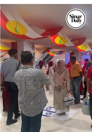 Israeli flag laid on the WTCKL lobby floor with the message ‘Please step” on the final day of the 2025 Umno General Assembly, alongside material highlighting Palestinian struggles. #Israeli #Flag #Umno #PAU2025 #Assembly