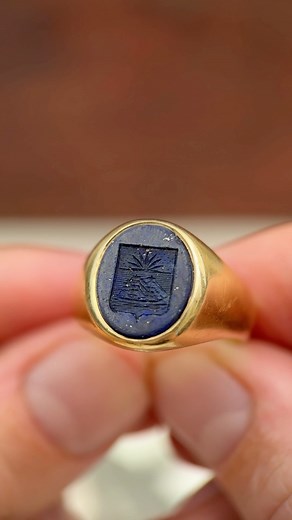 1.8K views · 47 reactions | This superb 18K gold intaglio ring dates to the early 20th century and was made in Paris. In the centre a vibrant lapis lazuli is engraved with a French heraldic family coat of arms! ⚜️ #intaglio #intaglioring #signet #pinkyring #signetring #antique #antiquejewellery #antiquejewelry #goldjewellery #lapislazuli #coatofarms #blason #chevalière #heraldry #heraldic | Ravensbury Antiques | Facebook