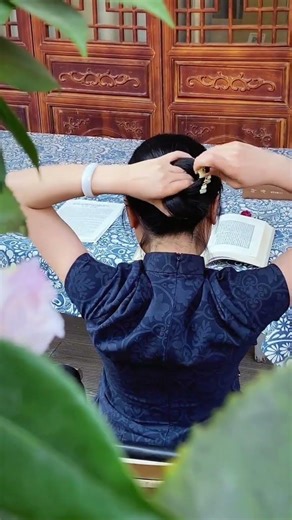 Effortless & Stylish Bun Updo Tutorial - Hairpins Included