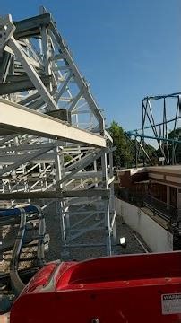 Take a ride on Twisted Colossus! 🎢👯