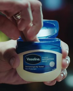 105K views · 323 reactions | Explore os múltiplos usos da vaselina, incluindo a proteção de tatuagens, com a gama de vaselinas de Vaseline. A proteção e o cuidado de Vasenol agora é Vaseline. O nome mudou, o cuidado não  | Vaseline Portugal | Facebook