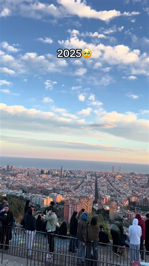 after living in Barcelona and Hawaii, training for a marathon, going skydiving twice, and over 50 plane rides this year… it’s safe to say it’s been an awesome year 2026 I’m so excited for what is to come MEEPPP