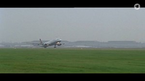 Warum fliegt ein Flugzeug? Diese Frage bekommen wir sehr oft von euch gestellt. Mit Hilfe eines Föhns und eines Windkanals zeigt Armin, wieso Flugzeuge fliegen. Am Sonntag um 9.30h in Das Erste und um 11.30h im KiKA. | Die Maus