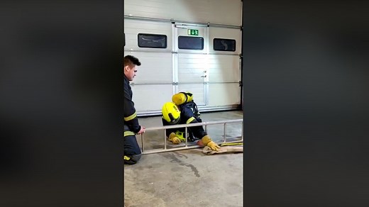 Entraînement d'un pompier avec une échelle