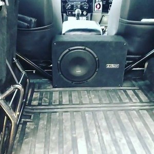 Compact size with first class performance🔝! Listen 👂 to the Prima subwoofer 🔊 in action in this big Land Rover. Cambridge Car Audio #Audison #IstintoInnovativo #Prima #dsp #defender #caraudio #subwoofer | Audison