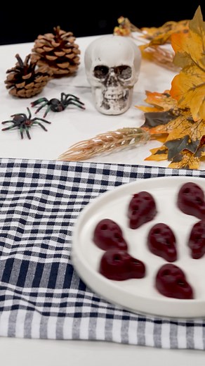 Entdecke das Rezept für vegane Grusel-Gummibärchen. Süßer Party-Snack für Halloween aus Beeren, einfach und selbst gemacht. 💀🕸️ 🛒 Du brauchst: 👉 200 g Beeren (Himbeeren, Blaubeeren), 2 EL Ahornsirup, 100 ml Wasser, 1 TL Agar-Agar 💡 Das ganze Rezept findest du auf unserer Homepage (Link in Bio) und in unserer heutigen Story.️ #EinfachTasty #EinfachTastyRezept #GummibärchenSelberMachen #HalloweenRezepte #Halloween | Einfach Tasty