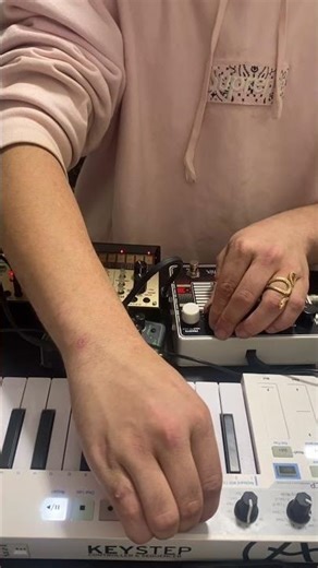 Laughing Synth Trick with EHX Talking Machine + Volca Keys