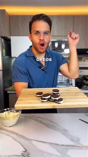 Oreos saludables sin carbohidratos 🍪 En el live de hoy nos endulzamos sanamente con esta receta de oreos saludables sin carbohidratos 🍪 Está es una receta apta para diabéticos, celiacos, Keto, lowcarb y para tooooodo el que tenga ganas de comer algo sano y muy rico 😍 Sinceramente esto esta.. MÁS BUENO QUE YO 🤩 #oreo #daludable #keto #lowcarb #recetas | Abraham Markano
