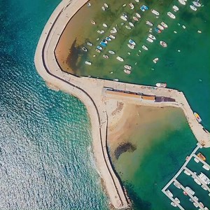 Följ med på en vandring längs Storbritanniens kusten! Vi möter människor som bjuder på berättelser om det dramatiska kustlandskapets natur, historia och geologi. Brittiska kusten med Kate Humble finns på vår sajt. | Kunskapskanalen