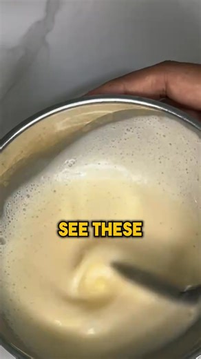 Tired of those annoying little lice that just won’t go away? 🐜😣 Don’t worry — this simple, natural home method can help you remove them safely and effectively! 🌿💆‍♀️ You’ll only need a few common ingredients: mayonnaise, baking soda, ground salt, and apple cider vinegar. 🥄 Mix them together until smooth, apply evenly to the scalp and hair, and let it rest before rinsing well. This natural combo helps loosen buildup and makes it easier to remove lice and nits with a fine comb. 🧴✨ Always dou