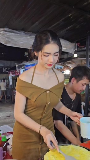 Delicious Street Food: The Most Beautiful Omelette Lady in Laos