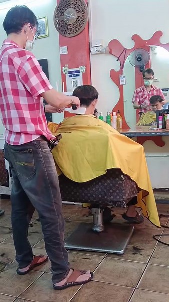 ทำทรงอย่างดี สุดท้ายหนูๆจ่ายให้พี่หน่อย ไม่น่าตามไปด้วยเลยจริงๆๆ #คุณสามีที่รัก #ตัดผมชาย #เสริมหล่อ #ขึ้นฟีดเถอะ