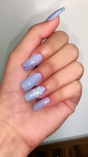 Frozen nail art for Christmas 🎄 #BackbenchersOnFlipkart #maneksahab @nailsbydivya
