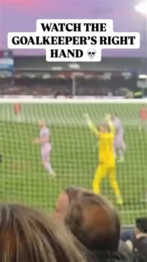 THIS IS REAL: LINCOLN CITY KEEPER GETS OPPONENT’S GOAL OVERTURNED BY HITTING HIMSELF IN THE CHEST Luton Town, Lincoln City’s opponents, scored on this corner, but Lincoln GK George Wickens smacked himself in the chest and earned a foul that OVERRULED the goal on the pitch. “Stop hitting yourself, stop hitting yourself” 😂 | Men In Blazers