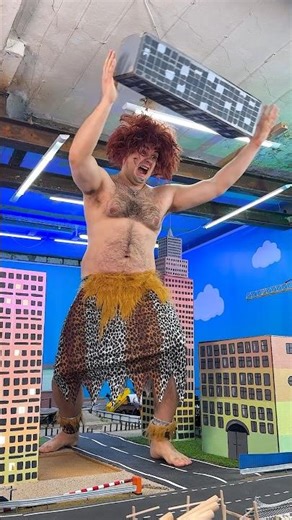 Giant in the City and cars 🚨