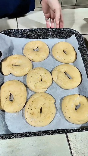 L’antica ricetta calabrese della nonna dei taralli dolci morbidi con semi di anice selvatico è semplice, sana, economica e ottima sia per la colazione che per uno spuntino. La ricetta originale prevede i semi di anice nero selvatico che in alcune parti della Calabria si chiama “aranzo”, in altre “ananzu”, ogni borgo lo identifica con un nome dialettale diverso, ma puoi usare anche i semi di anice che trovi comunemente nei supermercati. Ingredienti per 22 taralli: - 1 kg di farina - 3 uova - 125