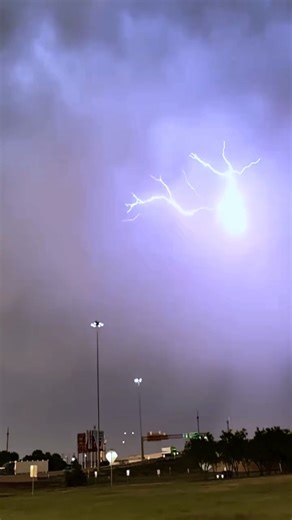 Most chaotic lightning strike ever caught on camera