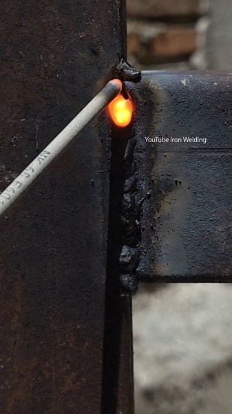 welding thin rusty metal in vertical position for beginners #welding #shorts #metal