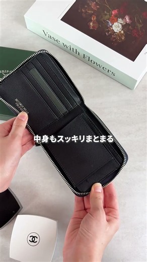 Perfect for daily use: Round-zip leather bifold wallet