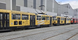 Drsná kampaň v Praze: Po smrti nedávné školačky se na tramvaji objevilo skóre 0:1