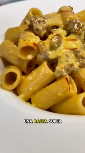 PASTA ZAFFERANO STRACCHINO E SALSICCIA 💛 Ingredienti : - Pasta 200g - zafferano in pistilli 0.2 grammi - stracchino 80g - salsiccia PROCEDIMENTO: - Iniziate mettendo in infusione lo zafferano in acqua calda per circa mezz’ora - Sfilacciate e rosolate la salsiccia per qualche minuto - Aggiungete lo stracchino allo zafferano e mescolate per farci una cremina - Aggiungete la pasta alla salsiccia con un goccio d’acqua di cottura e risottate per un paio di minuti - A fuoco spento aggiungete la crema