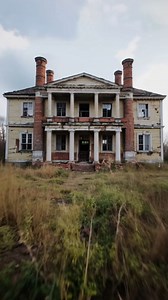 🏚️ The House of the Silent Violin 🎻 In 1892, the Whitmore family, once known for their wealth and hospitality, built this grand Greek Revival home in the heart of Ohio’s farmlands. Charles Whitmore was a stern but respected judge, and his wife Eleanor—a gifted violinist who once performed for governors—hosted musical evenings in the parlor beneath the porch. The house was always filled with life. Music, laughter, and the gentle rustling of wheat fields. But it all changed in the fall of 1905. 