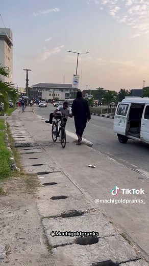 Crazy snake 🐍 prank 😂🤣🤣🤣🤣🤣😂🤣 Share after watching😂😂🤣 🎵Music by👉 @Seaxin go use the sound #reels #pranks #Machigoldpranks #viral