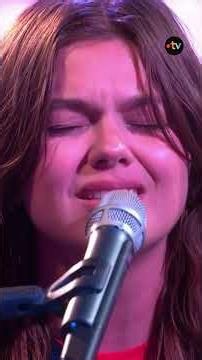 Louane interprète son titre “Conduire” en live 🎶