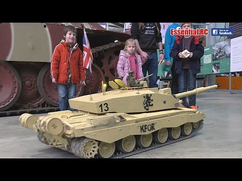 GIANT RC CHALLENGER 1:6 SCALE BATTLE TANKS at BOVINGTON TANK MUSEUM [UltraHD & 4K]