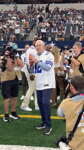 12 ➡️ 88 Roger Staubach finds Drew Pearson pregame! | Dallas Cowboys