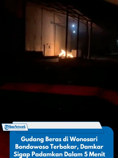 BONDOWOSO - Petugas Pemadam Kebakaran (Damkar) Satpol PP Bondowoso berhasil memadamkan kebakaran yang terjadi di sebuah gudang beras di Desa Tangsil Kulon, Kecamatan Wonosari, Selasa (21/7/2026) malam. Respons cepat petugas membuat api tidak sempat menghanguskan seluruh bangunan. Kobaran api hanya membakar sebagian kecil area depan gudang sehingga kerusakan dapat ditekan. (Sinca Ari Pangistu) 🎥 : Damkar Bondowoso #beritaviral #bondowoso #tribunjatimtimur #viraltiktok #foryou