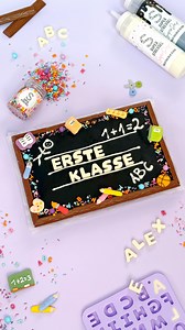 Schultüte? Check! 🎒 Gästeliste? Check! ...Und jetzt kommt DAS Highlight für jede Einschulungsparty: ein SCHULTAFEL BROWNIE 🍫✨ Und so macht ihr es nach: 🍫 Brownie aus der Form lösen & bei Bedarf umdrehen, damit es schön gerade ist 🍫 Waffelriegel (z.B. Duplo von Ferrero) zuschneiden & mit schwarzem SuperDrip als „Holzrahmen“ anbringen 🖤 Oberfläche mit SuperDrip Schwarz übergießen, glatt verstreichen & den Rand mit StreuselMix “WerWieWas” bestreuseln, dann gut trocknen lassen! 🤍 Buchstaben mi