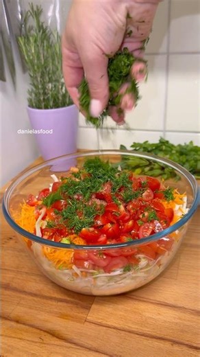 🌿 Fresh Cabbage Salad 🥗#comfortfood #danielasfood #cooking