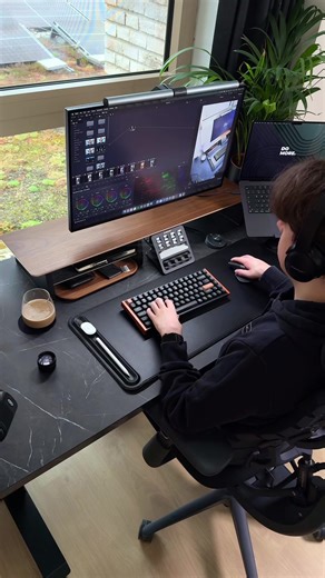 Happy New Year 🎆 Don’t forget to like and follow @clean.desk.setup for daily desk inspiration! #DeskSetup #Workspace #HomeOffice