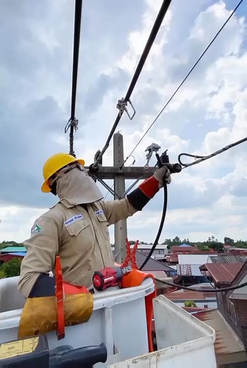 10K views · 104 reactions | Power Line #Lineman #switch #powerline #electrical #electric #electrician | Electrical Lineman | Facebook