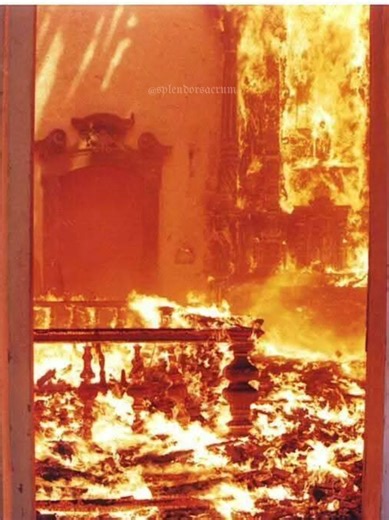 20.01.1999 - 27 Anos do Incêndio na Igreja de Nossa Senhora do Carmo. Fontes: Arquidiocese de Mariana, Estado de Minas, Jornal Voz Ativa, Crônicas Macaenses, Jornal Galilé, Jornal O Espeto Imagens Incêndio da Igreja do Carmo em Mariana Stúdio Élcio Rocha - 1999 Sineiro Pacheco - Documentário Entoados. #igreja #catolicos #incendio #nossasenhora #turismo