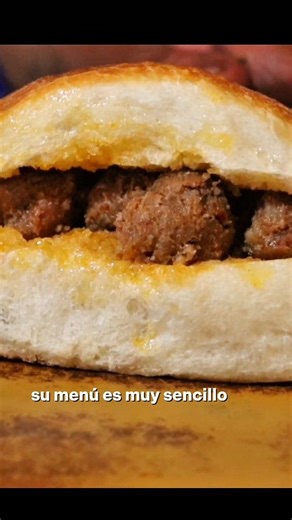 A inicios de los años 1900, el español Manuel Llamas llegó a la comunidad de Malpaso sin saber que estaba iniciando una historia que cruzaría generaciones. Hoy, la familia Villa González mantiene viva esta tradición de más de un siglo, sirviendo las inconfundibles y famosísimas tortas de Malpaso. #TortasDeMalpaso #HistoriaQueSeCome #TradiciónMexicana #SaborConHistoria #FoodStory | El Blog del Gordo