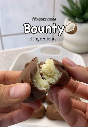 Homemade Bounty 🥥 Sastojci: • 200 g sitno mljevenog kokosa (kokosove mrvice ili kokosovo brašno) • 250 ml zaslađenog kondenziranog mlijeka • 200 g mliječne čokolade Priprema: 1. U zdjeli pomiješajte sitno mljeveni kokos i zaslađeno kondenzirano mlijeko dok ne dobijete čvrstu, kompaktnu smjesu. 2. Od smjese oblikujte Bounty čokoladice. Svaka neka bude teška približno 28 g. 3. Posložite ih na pladanj ili tanjur obložen papirom za pečenje i stavite u hladnjak na oko 30 minuta kako bi se učvrstile.