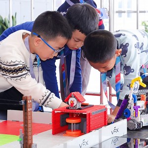 Did you know!? The VEX GO Competition Field Kit isn’t just for competition, it’s a powerful learning tool for the classroom! 🚀 Designed to support hands-on #STEM learning, this portable and reconfigurable field lets students apply what they’re learning in science, maths, and engineering through real problem-solving and teamwork! With multiple themed challenges, students build, test, iterate, and collaborate, just like real engineers. 🧑‍🔧 Perfect for classrooms, clubs, and school events, the V