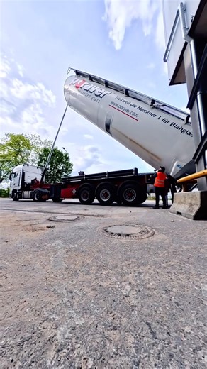 Hydraulic leg lowering and silo lifting 🚛🚷🚧 #shorts #truck