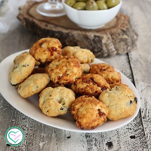 Biscotti salati con olive e con pomodori secchi, ideali per l'aperitivo Ricetta scritta: https://blog.giallozafferano.it/cucinaprediletta/ricetta-biscotti-salati-con-olive-e-con-pomodori-secchi/ ----------------------------- Soundtrack del video ↓ Titolo: Honest Mistake Artista: Alex Blue Link: https://business.facebook.com/sound/collection/?sound_collection_tab=sound_tracks&asset_id=775270427138044&reference=artist_attr | cucina preDiletta