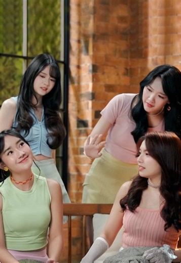 Bukannya dengerin curhat, tapi malah dengerin… 🤭🎶 #LebihHematLebihCepatDiShopee