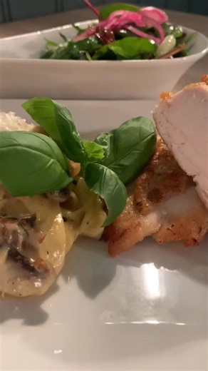 💫Stegt kyllingebryst med pasta à la crème – ren forkælelse på en tallerken 👩🏻‍🍳✨ Lad os byde på en smagsoplevelse fyldt med kærlighed, cremet pasta og hygge i hjertet af byen 💛 Kom forbi LangeGade NR2 – stedet hvor vi mødes, smiler og nyder livet sammen 🤩 Vi glæder os til at se dig! 📍 LangeGade NR2 🌐 www.langegade2.dk 📞 3060 5310 #LangeGadeNR2 #PastaAlaCreme #Kyllingebryst #Madglæde #SmagAfHygge #LokalHygge #Byliv #Madoplevelse #Aftenhygge #LækkerMad #FoodLovers #Foodie #Mums #GodStemni
