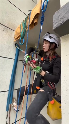 #febrabomvideos TRABALHO EM ALTURA (NR-35) A atividade em altura é uma das mais perigosas dentro do ambiente de trabalho e está entre as principais causas de acidentes graves e fatais. A Norma Regulamentadora nº 35 (NR-35) estabelece os requisitos mínimos para garantir a proteção dos trabalhadores que executam serviços acima de 2 metros de altura, onde haja risco de queda. Pontos de atenção obrigatórios: • Somente profissionais capacitados e autorizados podem executar atividades em altura. • Uso