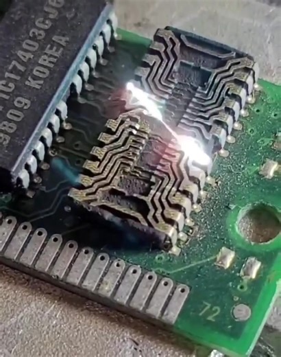 1.4K views · 21 reactions | El material más importante de los chips es el silicio, un material semiconductor que se obtiene de arena rica en sílice (óxido de silicio, SiO2). A partir de la arena se extrae el silicio y se purifica. El silicio puro se introduce en un horno y se le da forma de lingotes cilíndricos. | Tecnología | Facebook