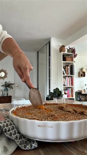 Quelques conseils que j’aurais aimé qu’on me donne quand je suis devenue végé. Végétaliser son alimentation ne consiste pas à simplement enlever la viande ou le poisson de l’assiette. Il faut apprendre à construire une assiette équilibrée avec entre autres des protéines végétales. Ça ne s’improvise pas, ça s’apprend. J’en ai d’ailleurs parlé cette semaine dans mon post « Remplacer la viande ». Et attention : végétal n’est pas forcément = à équilibré ou sain. Des frites, des nuggets végans, des v