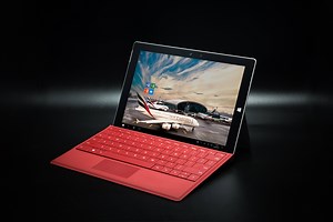 577K views · 4.7K shares | Flying direct from Dubai to the USA? We’ve introduced 2 new services to minimise inconvenience to passengers affected by new US regulations for carrying devices on board. This video shows some of the 6500 passengers who used our facility last week enabling them to use their laptops and tablets right up until boarding. Beginning today, First and Business Class passengers will also have access to loan tablets during their flights. | Emirates | Facebook