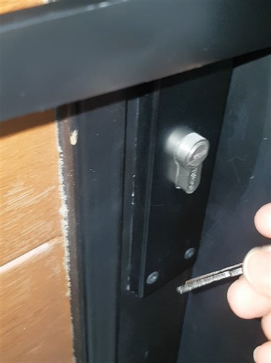 ماكنت قادرة امسك المفتاح 😭 ولا كنت قادرة حتي اوقف بس اهم شئ كان عندي اخرج من ذا المكان أنا وابني واوصل لمكان امن ونا متوجهه علي شقة السلام احسب اني دي نهاية الاذي واني راح ارجع بعد اسبوع او اثنين اخذ اثاثي ماكنت اعرف اني راح الاحق وان الاذي راح يستمر بدون اي رادع 😭😭😭😭#وزارة_الداخلية #أمير_منطقة_الرياض #العنف_جريمة